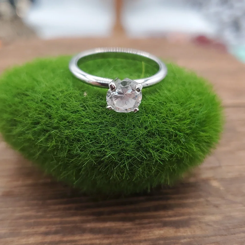 Elegant Ring with Clear Gemstone Size 7 R802 - Picture 2 of 4